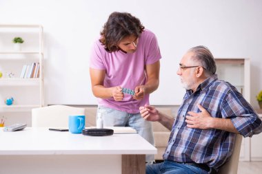 Genç öğrenci ve yaşlı büyükbabası evde.