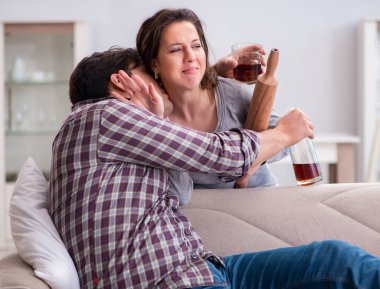 Sarhoş alkoliklerle aile içi şiddet kavramı