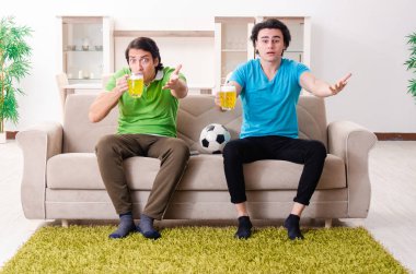 evde futbol izlerken arkadaşlar
