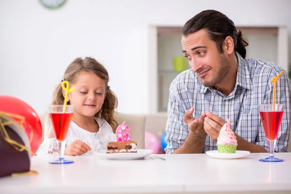 Papà festeggia il compleanno con sua figlia — Foto Stock