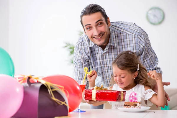 Pai celebrando aniversário com sua filha — Fotografia de Stock