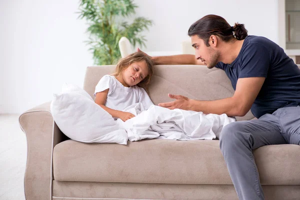 Pai cuidando de sua filha doente — Fotografia de Stock