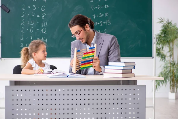 Lehrer mit jungem Mädchen im Klassenzimmer — Stockfoto