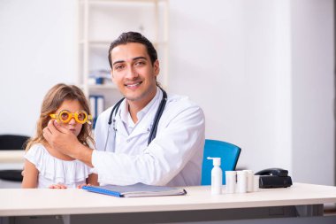 Küçük bir kızla genç bir doktor çocuk doktoru.