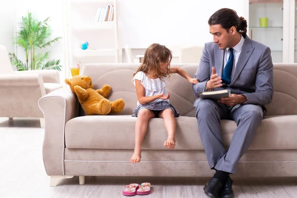 Psicólogo infantil asistiendo a niña pequeña — Foto de Stock