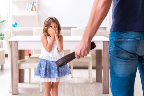 наказание дочери отцом. отец наказывает дочь за оценки. наказание девочек. наказания детей за двойки. пороть ремнем.