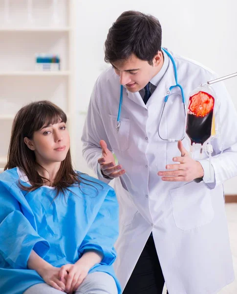 Doctor discussing blood transfusion with patient — Stock Photo, Image