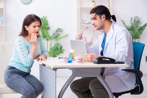 Donna di mezza età in visita medico stomatologo maschile — Foto Stock