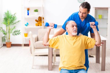 Genç erkek doktor eski hastayı ziyaret ediyor.