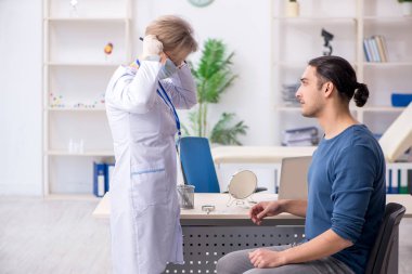 Genç hasta hastanede doktoru ziyaret ediyor.
