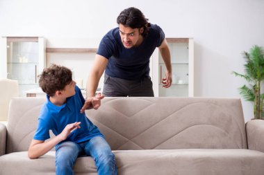 Genç bir çocuk ve ailesiyle sigara içme kavramı