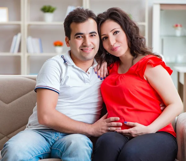 Jong stel familie verwacht een baby — Stockfoto