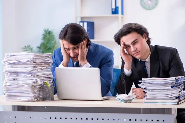 Dois colegas do sexo masculino infelizes com o trabalho excessivo — Fotografia de Stock
