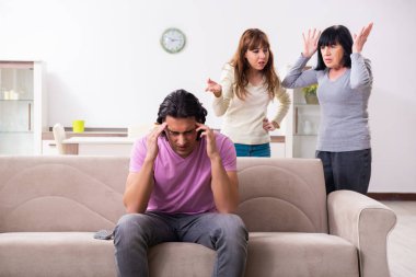 Aile sorunları konseptinde genç aile ve kayınvalide