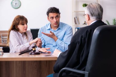 Boşanma konseptinde genç bir çift