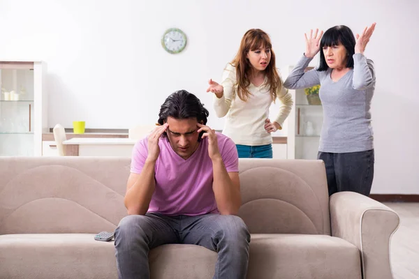 Ung familj och svärmor i familjefrågor koncept — Stockfoto