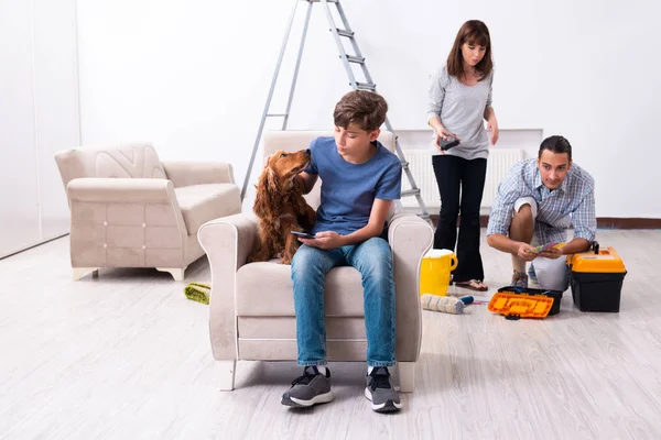 Evde tadilat yapan genç bir aile — Stok fotoğraf