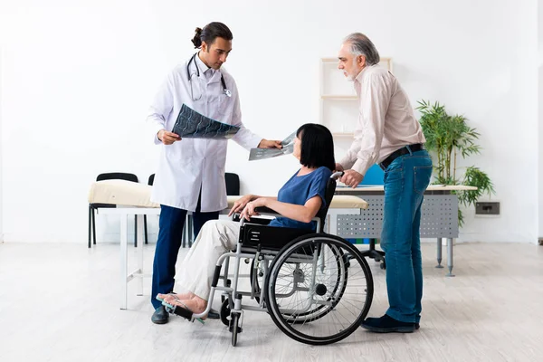 Vecchia coppia in visita giovane medico maschio — Foto Stock