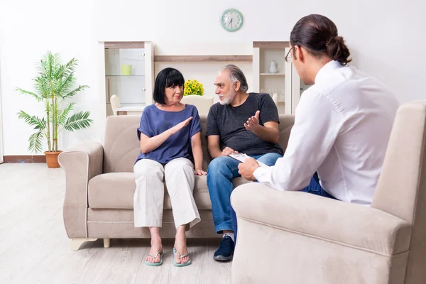 Vecchia coppia visita psichiatra medico — Foto Stock