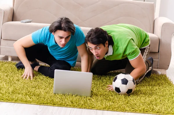 Amigos viendo fútbol en casa —  Fotos de Stock