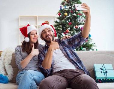 Genç çift Noel 'de selfie çekiyor.