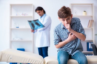 Erkek radyoloji uzmanı erkek görüntülerine bakıyor.