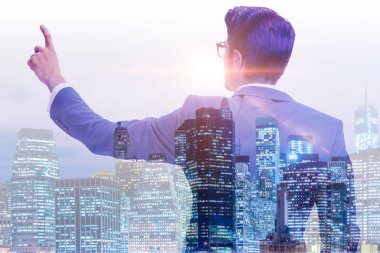 İş dünyasında şehir manzarasına karşı başarılı bir işadamı