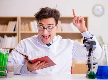 Çılgın bilim adamı bir laboratuarda deneyler yapıyor.