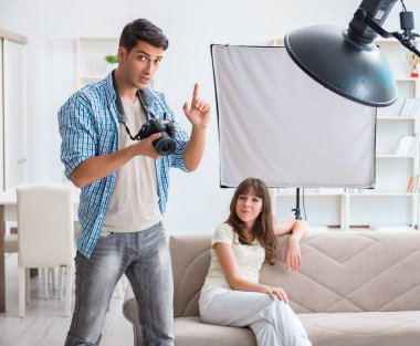 Fotoğraf stüdyosunda çalışan genç fotoğrafçı.