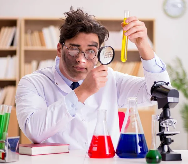 Pazzo scienziato pazzo medico facendo esperimenti in un laboratorio — Foto Stock