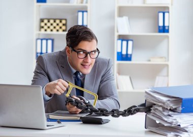 Ofis masasına zincirlenmiş meşgul bir çalışan.