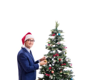 Beyaz üzerine izole edilmiş yılbaşı ağacı dekore eden iş adamı.