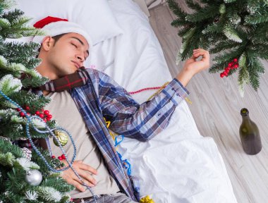 Adam noel partisinden sonra akşamdan kalma.