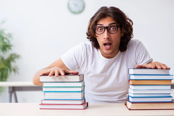 Jonge mannelijke student zit in de klas — Stockfoto