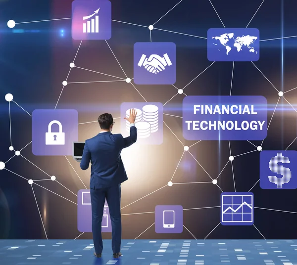Fintech konseptinde düğmelere basan iş adamı