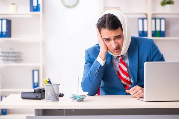 Jeune employé masculin souffrant dans le bureau — Photo