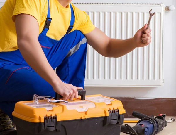 Joven reparador contratista de reparación de panel de calefacción —  Fotos de Stock