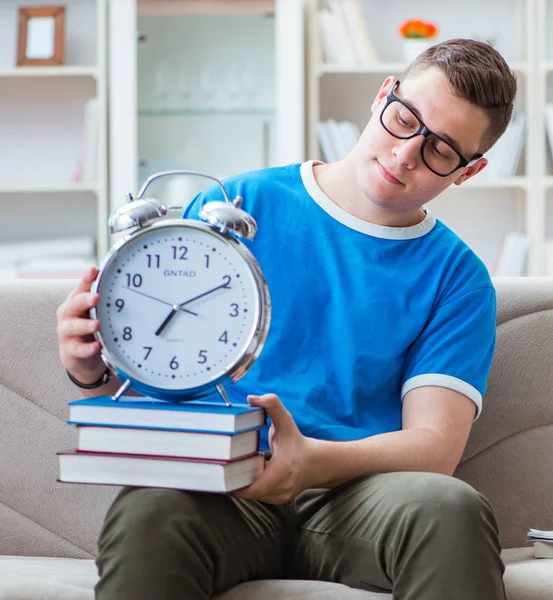 Jovem estudante se preparando para exames estudando em casa em um sofá — Fotografia de Stock