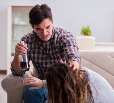 Sarhoş alkoliklerle aile içi şiddet kavramı