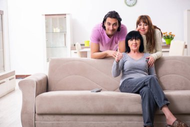 Aile sorunları konseptinde genç aile ve kayınvalide