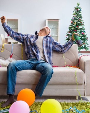 Adam noel partisinden sonra akşamdan kalma.