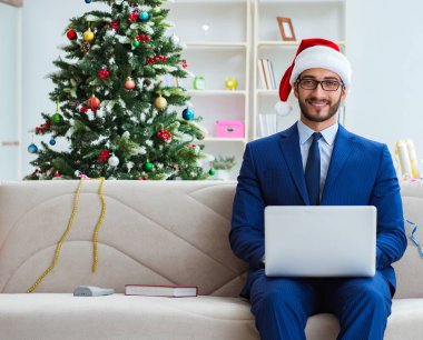 Noel 'de evde çalışan bir iş adamı.