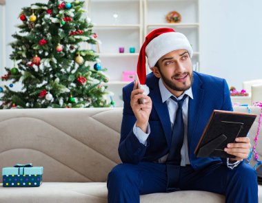 Noel 'de evde çalışan bir iş adamı.