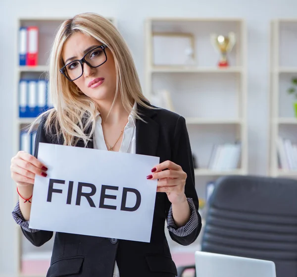 Young businesswoman with message in the office — Stock Photo, Image