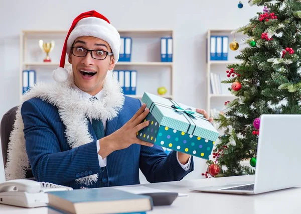 Бізнесмен святкує різдвяні свята в офісі — стокове фото