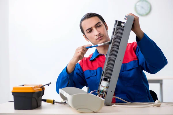 Ung reparatör som reparerar luftkonditioneringen på garanticentret — Stockfoto