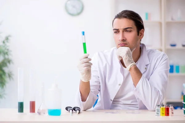 Jonge mannelijke chemicus werkzaam in het lab — Stockfoto