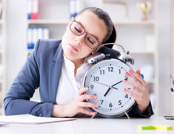 Empresária no conceito de gestão do tempo — Fotografia de Stock