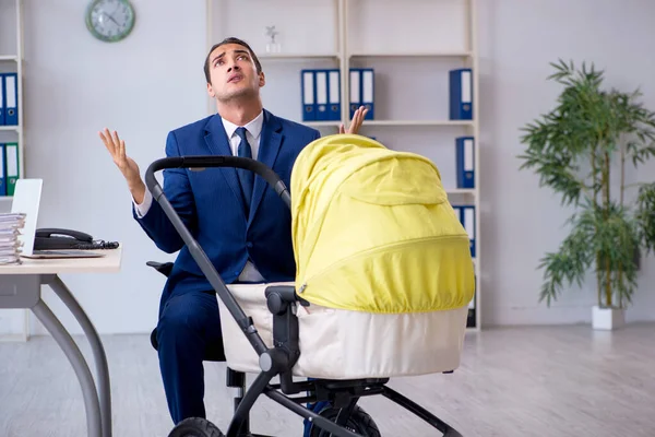 Fiatal apa gondozza újszülött az irodában — Stock Fotó