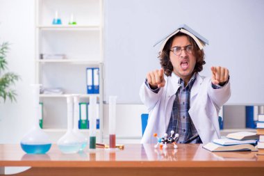 Üniversitede ders sırasında kimya hocası.